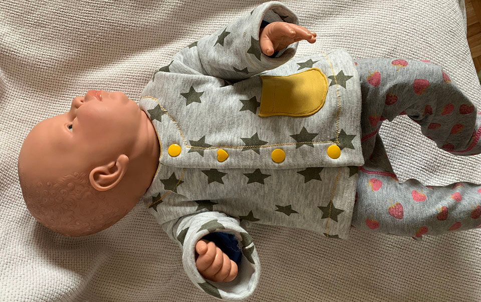 Kuschelei Allround Cardigan: kostenloses Schnittmuster für eine Babyjacke